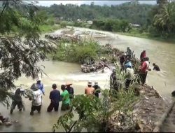 VIDEO: Akibat Sering Diterjang Banjir Bandang, Puluhan Warga Desa Loji – Simpenan Bangun Kembali Bendungan
