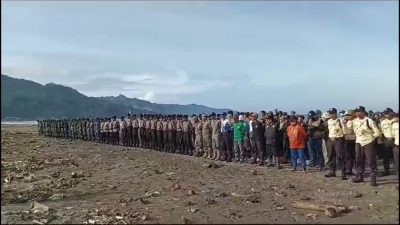 VIDEO: Ribuan Orang Bersihkan Sampah Berserakan di Pantai Talanca – Loji Simpenan