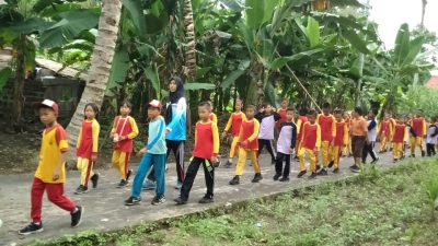 SD Negeri 28 Tanjung Raja Melakukan Kegiatan Jalan Santai Keliling Desa