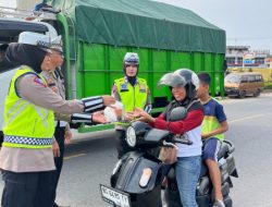 Jelang Buka Puasa, Satlantas Polres Ogan Ilir Bagi-bagi Takjil diseputaran Pos Lantas Simpang KM.32