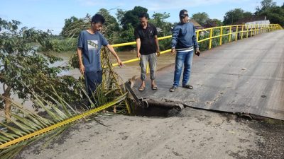 Jalan Aspal Pangkal Jembatan Penghubung Desa Lubuk Rukam dengan Desa Muara Kumbang Kecamatan Kandis Amblas