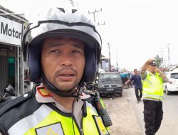 Kapolsek Tanjung Raja  Bersama Personel Atur Lalin Kendaraan Arus Balik