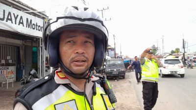 Kapolsek Tanjung Raja  Bersama Personel Atur Lalin Kendaraan Arus Balik